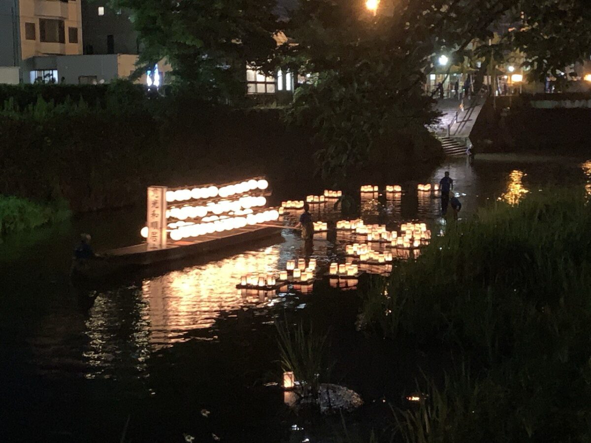 ２輪の花の彫刻が美しい灯篭　灯籠　燈籠　　　石塔　神奈川県座間市での引き取り希望 2輪の花の彫刻が美しい灯篭 灯籠 燈籠 石塔 神奈川県座間市